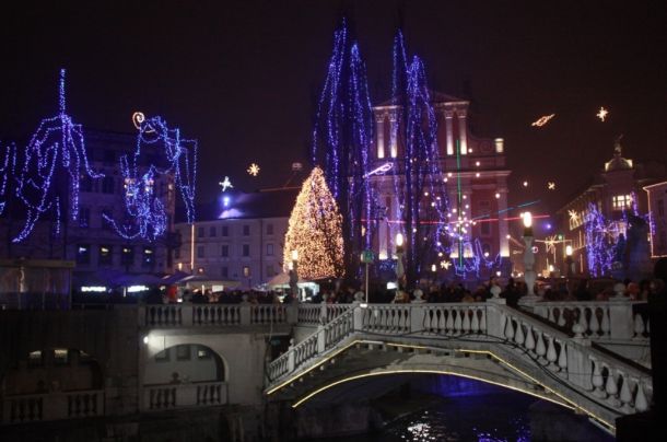 V predbožičnem času je močno osvetljena tudi Ljubljana. Bi se bili Ljubljančani in obiskovalci slovenske prestolnice v prihodnje temu pripravljeni odpovedati?