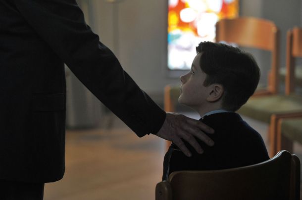 Fotografija je simbolična oziroma iz po resničnem sodnem primeru posnete drame Božja milost francoskega režiserja Françoisa Ozona, ki govori o spolnih zlorabah v cerkvi