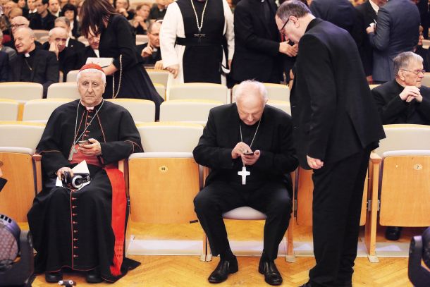 refekt kongregacije za katoliško vzgojo kardinal Giuseppe Versaldi in ljubljanski nadškof metropolit Stanislav Zore si krajšata čas. Akademija ob 100-letnici Teološke fakultete Univerze v Ljubljani, Slovenska filharmonija, Ljubljana