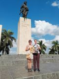 Violeta Tomić in Tjaša Podpečan, Santa Clara, mavzolej Che Guevare, Kuba 