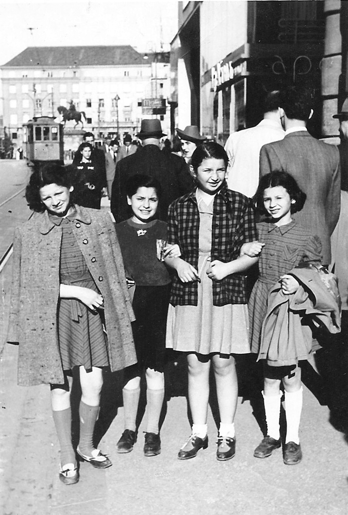 Rachel (druga z leve) leta 1941 s prijateljicami na Trgu bana Jelačića. Bila je med prvimi na Hrvaškem, ki so dobili rumeno priponko, s katero so ustaši označevali judovsko prebivalstvo