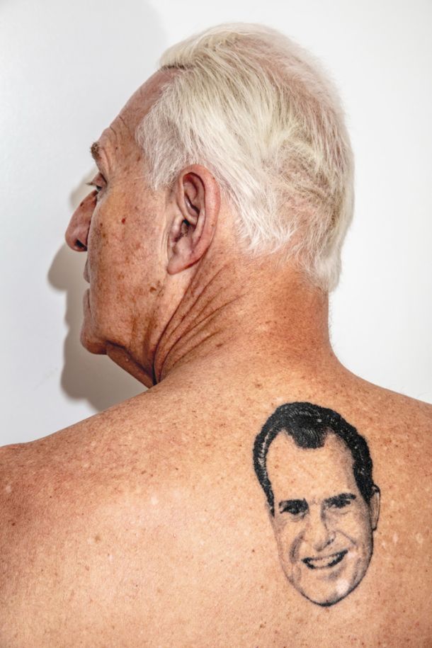 Roger Stone ponosno razkazuje svojo tetovažo na hrbtu (odstavljeni predsednik Nixon