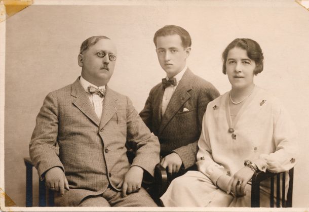 Dr. Sándor Vályi z ženo Elizabeto in sinom Emerikom na fotografiji, posneti pred drugo svetovno vojno 