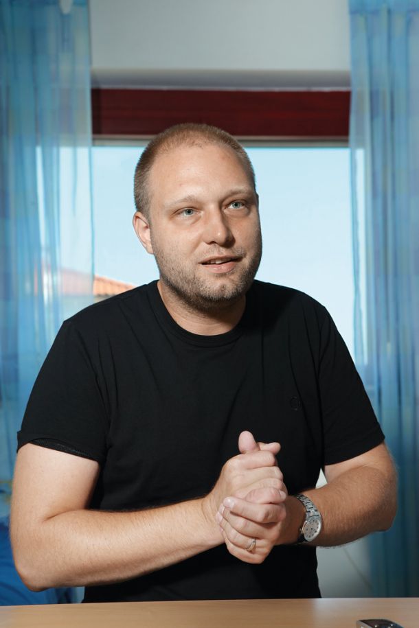 Kreativna baza je kot sodelujočega pri izvajanju piara navedlo Mitja Čandra, direktorja založbe Beletrina, nekdaj programskega direktorja EPK. To seveda ne bi bil problem, Čander reference ima. Vendar je bil Čander v času razpisa tudi član Projektnega sveta Centra za kreativnost, to je posvetovalnega organa, ki med drugim skrbi za doseganja ciljev centra in člane katerega imenuje Svet javnega zavoda MAO. 