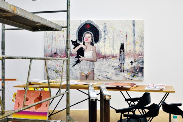 Med postavljanjem razstave v Moderni galeriji, v ozadju slika Tine Dobrajc Pussy Riot, 2018 