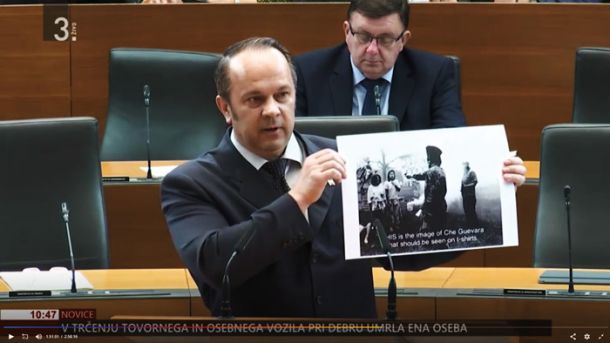 Grims s fotografijo, ki naj bi prikazovala, kako Che strelja na dve dekleti. Fotografija je v resnici nastala na študentskem performansu gverilskega gledališča na univerzi v ameriški Atlanti leta 1989. 