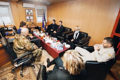 Damir Črnčec v kombinezonu znamke oblačil 5.11 v Prištini