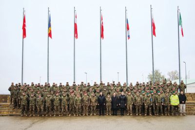 5.11 je znamka oblačil, ki jo nosijo agenti FBI. (na fotografiji desno Damir Črnčec s slovenskim kontingentom na Kosovu)