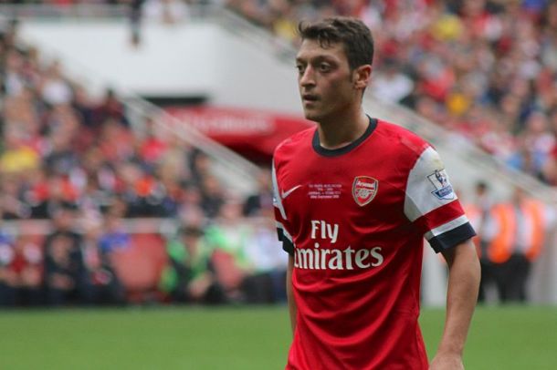 Mesut Özil leta 2013 v dresu Arsenala