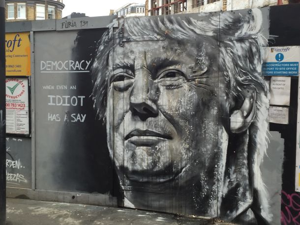 Plakat Donalda Trumpa v Londonu: Demokracija. Ko ima tudi idiot pravico do besede.