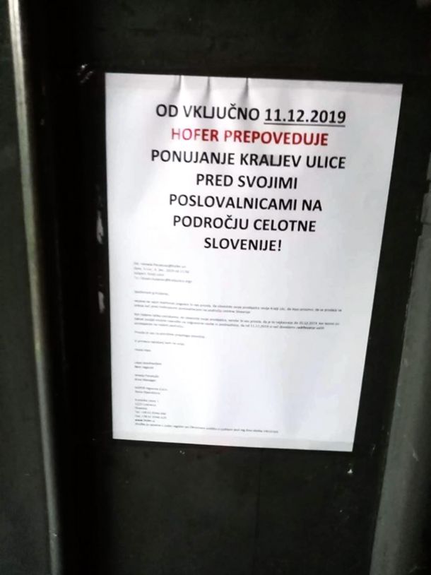 Obvestilo o tem, da se časopisa Kralji ulice ne sme prodajati pred poslovalnicami Hoferja. Podjetje je po pritisku javnosti prepoved umaknilo.