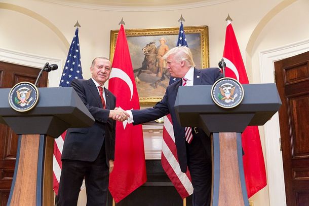 Erdogan in Trump leta 2017 v Beli hiši