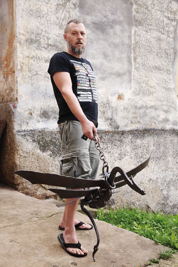 Enis Avdičaušević kroti svojega zmaja, ki je kot »težkometalni« emblem ter je tako kakor drugi njegovi izdelki obdržal hrapavo površino, je preprost in hkrati ekspresiven.