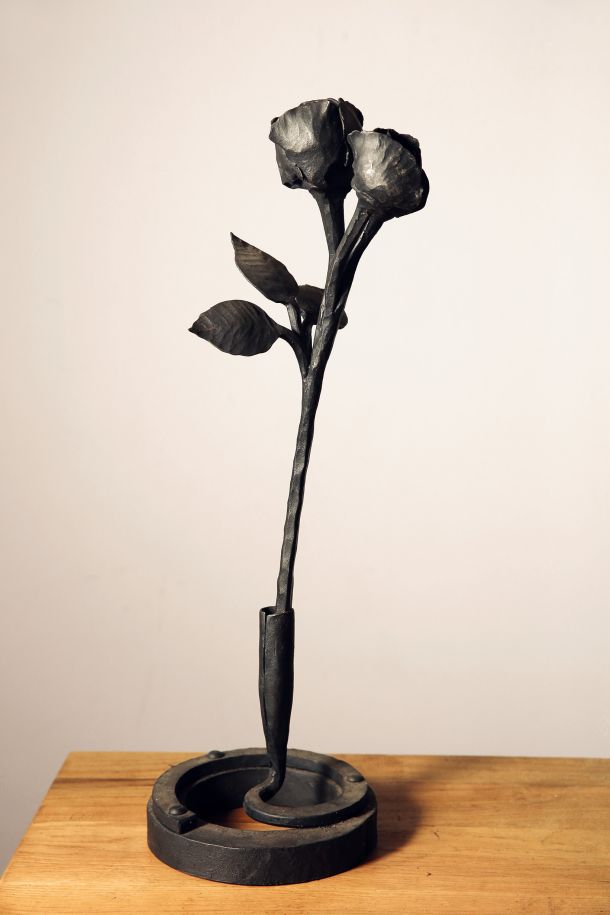 Kovaški mojster Miha Krištof je poznavalce in tudi širše občinstvo očaral s kovanjem vrtnice iz enega samega kosa železa