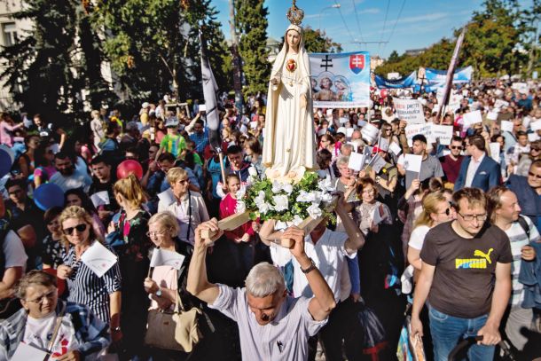 Kip Marije na shodu slovaških podpornikov omejevanja pravice do svobodnega odločanja o rojstvu otrok 