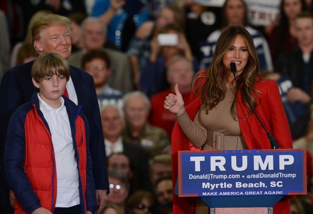 Melania Trump, prva dama ZDA slovenskih korenin, s soprogom Donaldom, ameriškim predsednikom, in njunim sinom Barronom