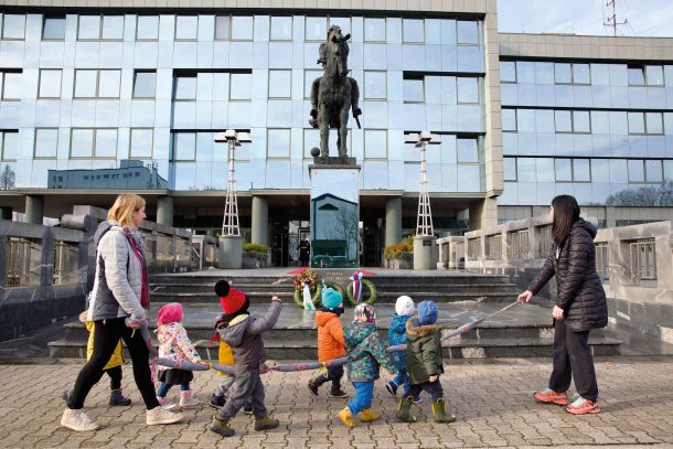 Otroci in general Rudolf Maister pred poslopjem ministrstva za obrambo, Ljubljana