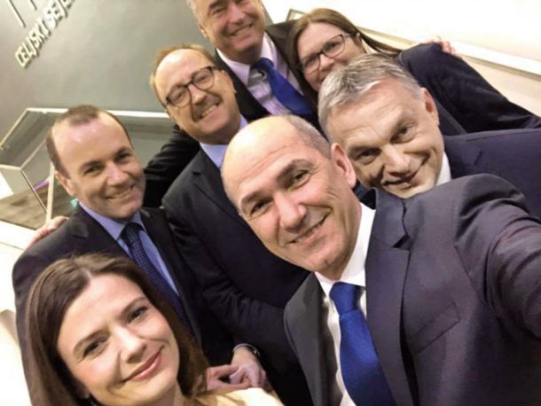 Janez Janša, predsednik SDS, med selfijem z ožjo družino in madžarskim predsednikom Viktorjem Orbanom