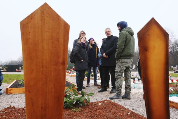 Delegacija evropskih poslancev na pokopališču v Črnomlju, kjer sta pokopana tudi dva begunca 