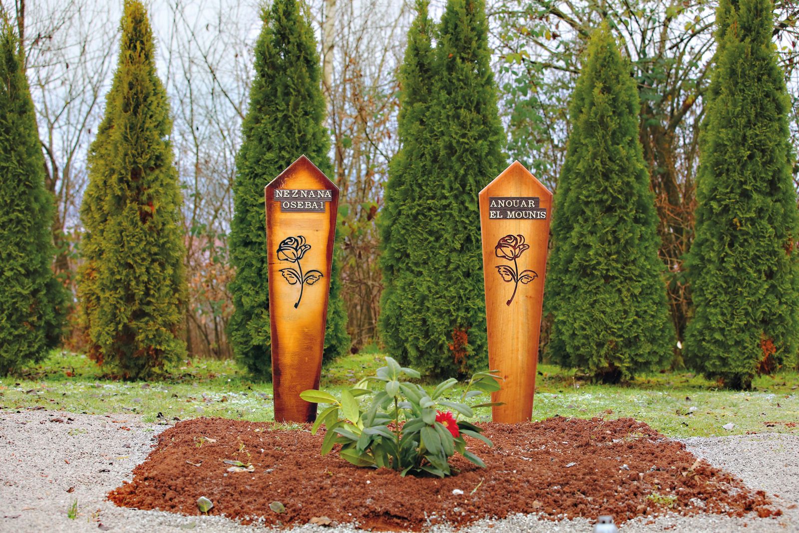 Grob znanega in neznanega begunca (oba sta utonila v reki Kolpi) na pokopališču Vojna vas v Črnomlju