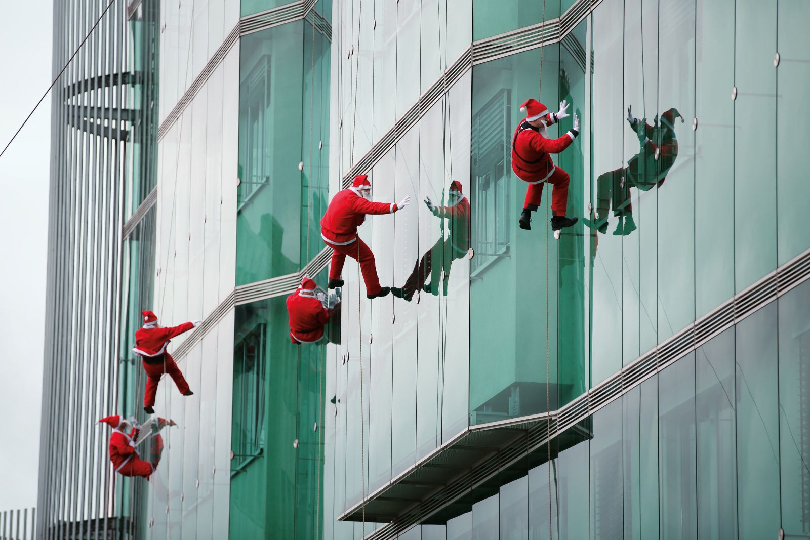Tradicionalni spust božičkov s strehe Pediatrične klinike, 20. december, Ljubljana | Borut Krajnc