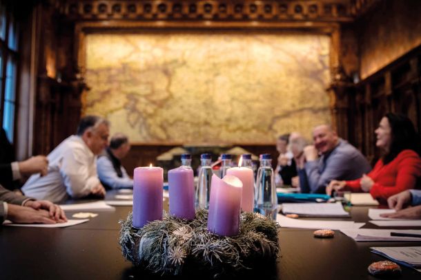 Adventni sestanek stranke Fidesz z zemljevidom Velike Madžarske