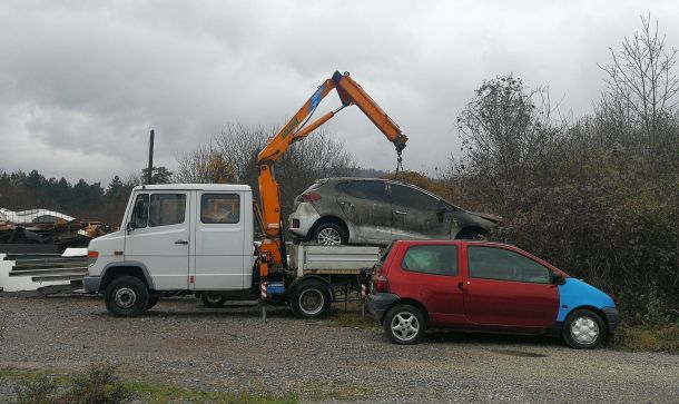 Podjetje Primorje je v stečaju, na njegovem zemljišču v Stari vasi so odloženi nevozni avtomobili