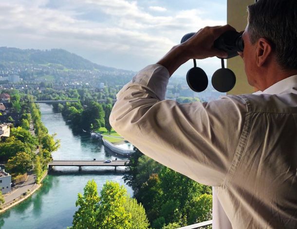 »Špela me je fotkala, kako nekaj radovedno gledam iz hotelske sobe v Bernu, kjer je bil na voljo tudi daljnogled. Sprva sem sicer res občudoval Eiger, 3970 m, potem pa me je prevzela privlačna atletinja, ki se je ogrevala na bližnjem stadionu.« Predsednik Pahor na Instagramu. (4689 všečkov)