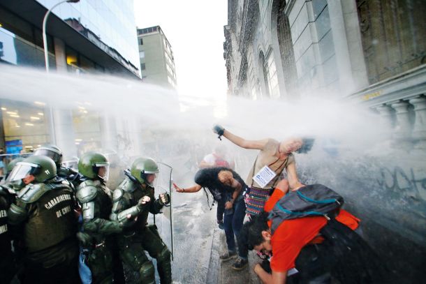 Spopad študentov s specialnimi policijskimi enotami, Santiago, Čile