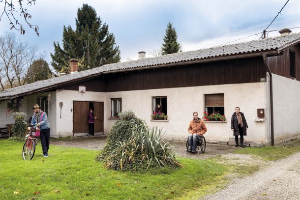 Hiša na Rakovi jelši, kjer poteka predstava Vse, kar sem 