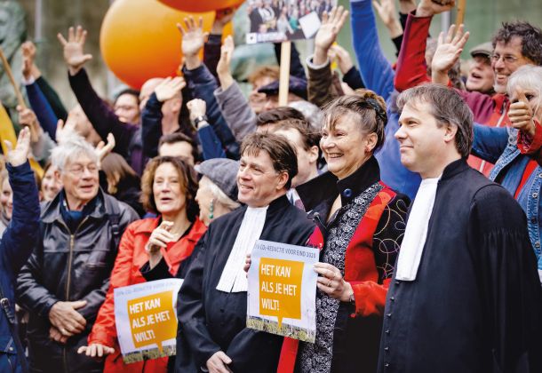 Veselje aktivistov Urgende in njihovih pravnikov po razglasitvi sodbe 