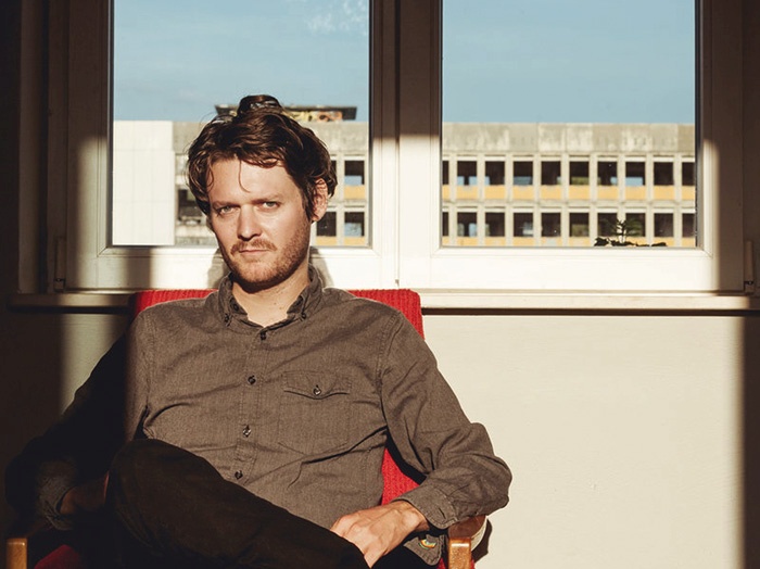 Gallipoli v značilnem slogu zasedbe Beirut elegantno krmari med zamolklim indie popom in nostalgičnimi odmevi tradicionalnih godb