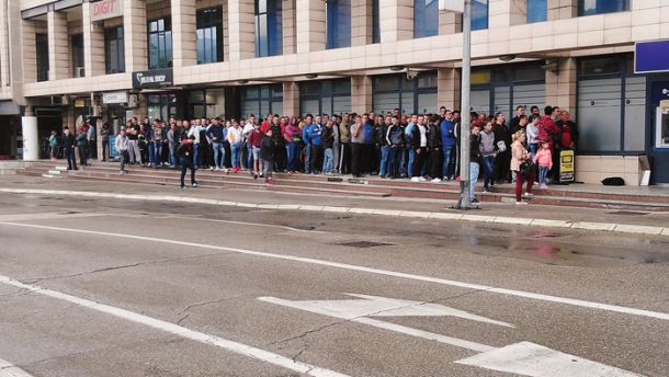 Bosanski delavci pred slovenskim konzulatom v Banjaluki, veliko od njih je potem iz Slovenije napotenih v države EU