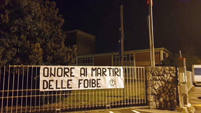 V noči pred spominskim dnevom so se na ograji slovenskega goriškega visokošolskega centra pojavili plakati in napisi, ki so slavili mučenike iz fojb. Blocco Studentesco, podmladek skrajnega gibanja CasaPound, je kasneje zatrdil, da so le iskali dialog s slovenskimi dijaki.