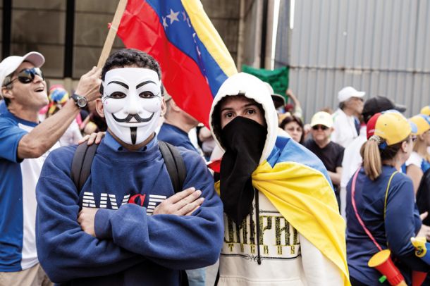 Protestnik na shodu opozicije v Caracasu v majici newyorške borze (New York Stock Exchange)