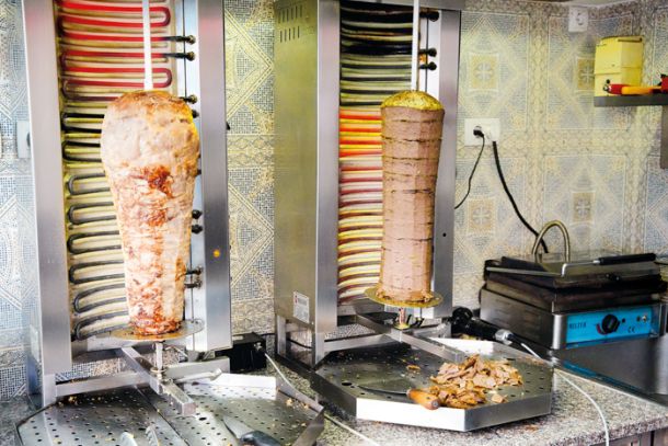 Kebab, ena najbolj priljubljenih vrst ulične hitro pripravljene hrane v Evropi 