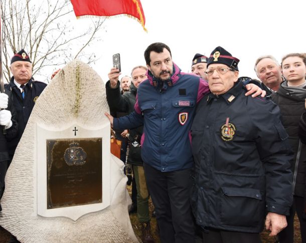 Italijanski notranji minister in vodja Lige Matteo Salvini med prireditvijo pri bazoviški fojbi. V polemiki po prireditvi je med drugim dejal, da je bila edina krivda žrtev ta, »da so bili Italijani, kdor zanika, dvakrat ubije. Mi ne pozabimo.«