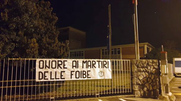 V noči pred spominskim dnevom so se na ograji slovenskega goriškega visokošolskega centra pojavili plakati in napisi, ki so slavili mučenike iz fojb. Blocco Studentesco, podmladek skrajnega gibanja CasaPound, je kasneje zatrdil, da so le iskali dialog s slovenskimi dijaki.