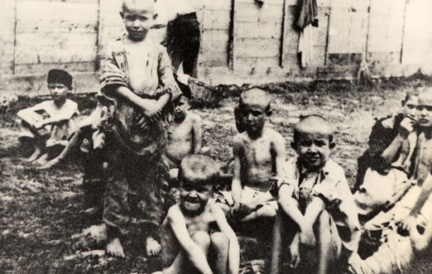 Izstradani otroci v italijanskem koncentracijskem taborišču na Rabu. V strašnih razmerah jih je umrlo več kot sto.