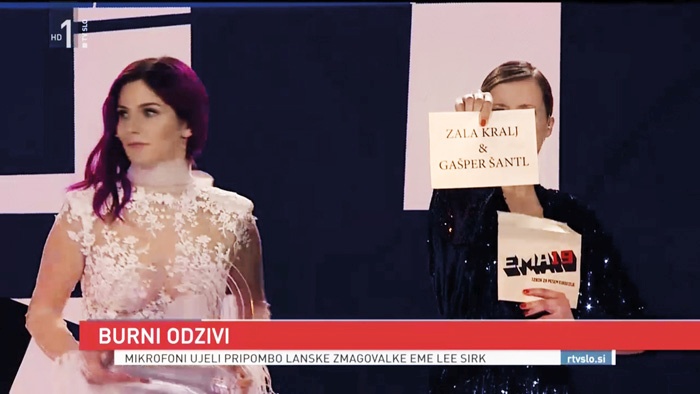 Presenečena Lea Sirk ob razglasitvi zmagovalca letošnje Eme