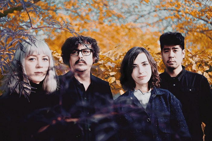 Nova plošča ponudi točno tak Ladytron, kot ga poznamo: melanholično razpoloženje, iz katerega pronica nostalgična toplina.