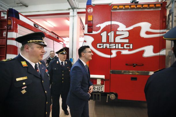 Premier Marjan Šarec ima strašanske, velikanske ratinge (njegova LMŠ tudi), zato noče, da se vnamejo, pogorijo in strmoglavijo. Odtod nagli odstrel novega obraza. In ta nagli, divji, supersonični odstrel poslanca govori o tem, v kakšnem strahu živijo politiki in kako zelo se bojijo, da bi jih doletelo to, kar je doletelo Kobala ali Prešička. 