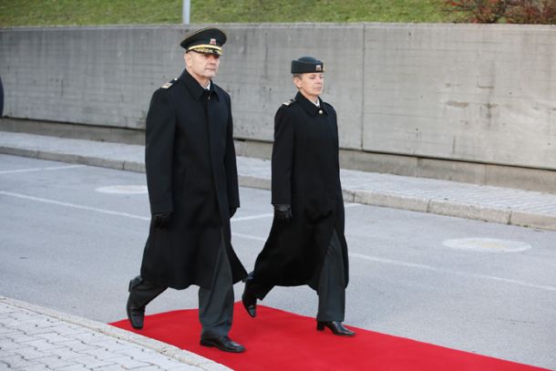 Bivši načelnik generalštaba Slovenske vojske Alan Geder in njegova naslednica Alenka Ermenc.