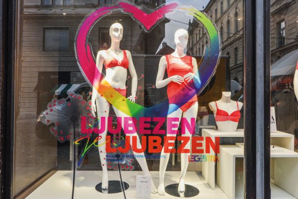Ljubezen med istospolnimi pari za valentinovo v izložbah ljubljanskih trgovin, Legebitra