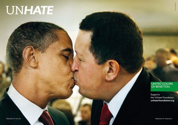 Kampanja Benettona proti sovraštvu. Na sliki bivši ameriški predsednik Barack Obama in Hugo Chávez. Obama je leta 2015 proti Venezueli uvedel sankcije, ko je razglasil, da Venezuela ogroža ameriško nacionalno varnost. 