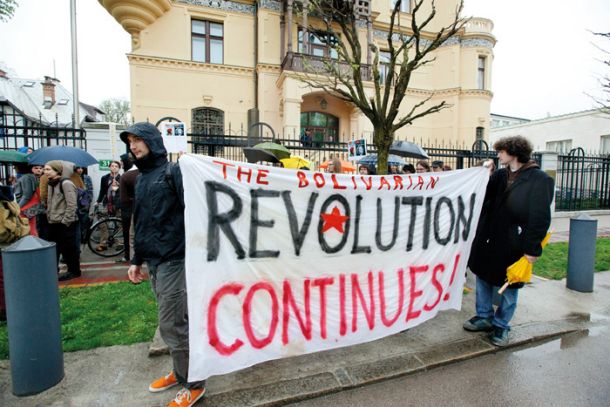 Protest v Ljubljani leta 2013 v podporo Maduru: Leta 2013, ko je na predsedniških volitvah zmagal Nicolás Maduro, njegov desnosredinski nasprotnik Henrique Capriles zmage ni hotel priznati. »Njegovi podporniki se že več dni zbirajo na nasilnih protestnih shodih, na katerih so med drugim zažgali 8 bolnišnic ter ubili ali ranili večje število ljudi,« so tedaj zapisali organizatorji shoda. 