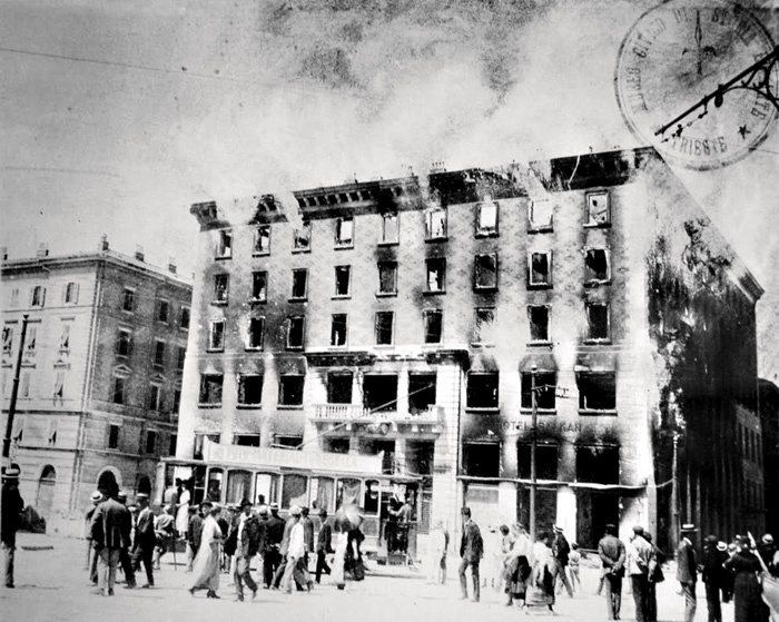 Najprej so leta 1920 italijanski nacionalisti požgali slovenski Narodni dom v Trstu
