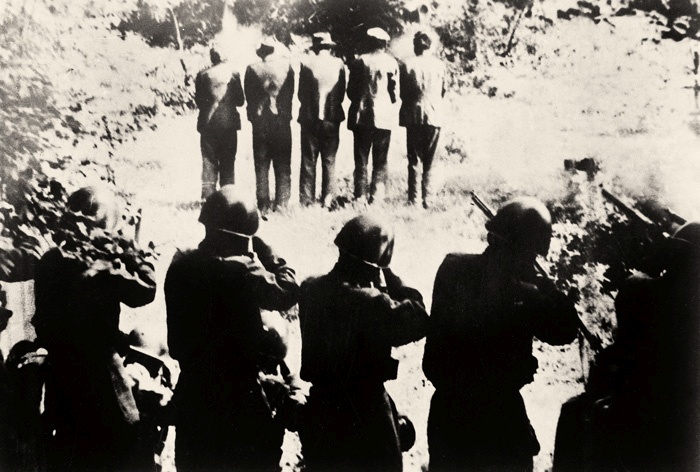 Med okupacijo od leta 1941 do 1943 so Italijani zasedli Ljubljansko pokrajino. Ljubljano so obdali z žico, pobijali so nedolžne ljudi, streljali so talce (na fotografiji v Loški dolini), prebivalce so internirali v koncentracijska taborišča, požigali vasi.