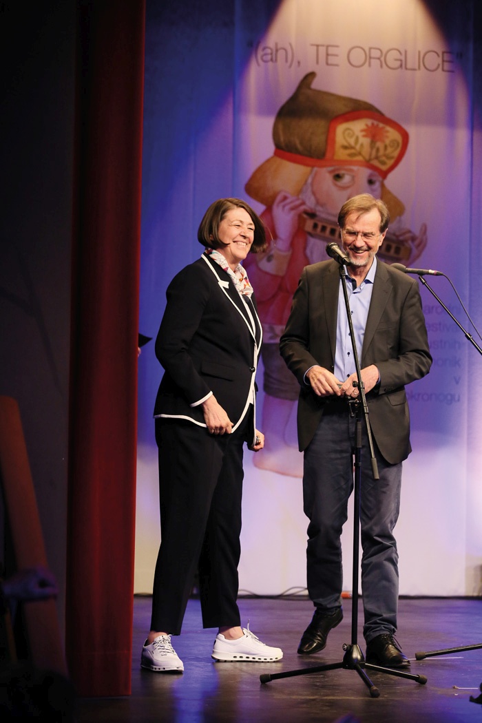 Violeta Bulc na obisku v Sloveniji v belih športnih copatah