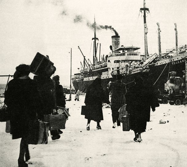 Leta 1947, potem, ko so po Pariški mirovni pogodbi Reka, Zadar, otoki, Istra in Slovensko primorje postali del Jugoslavije, se je večina Italijanov, ker se je bala maščevanja,  izselila v Italijo. (na fotografiji odhod Italijanov iz Pule)